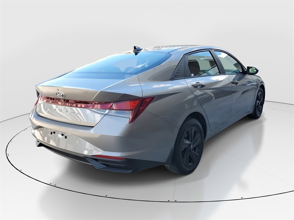 2023 Hyundai Elantra SEL photo 3