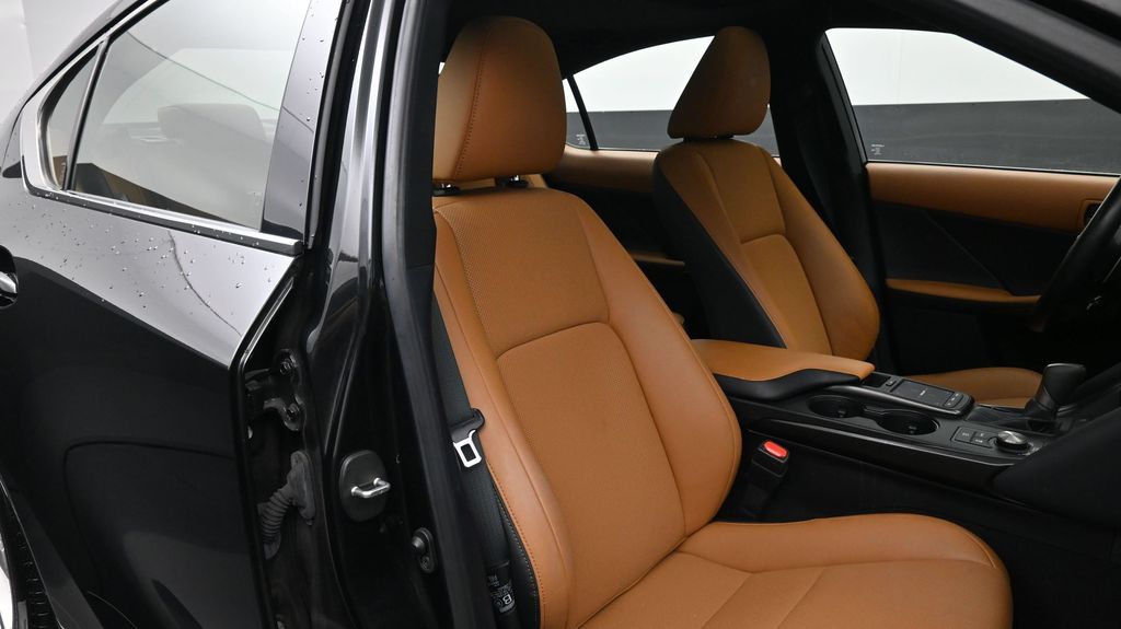 2024 Lexus IS 300 - Photo 17