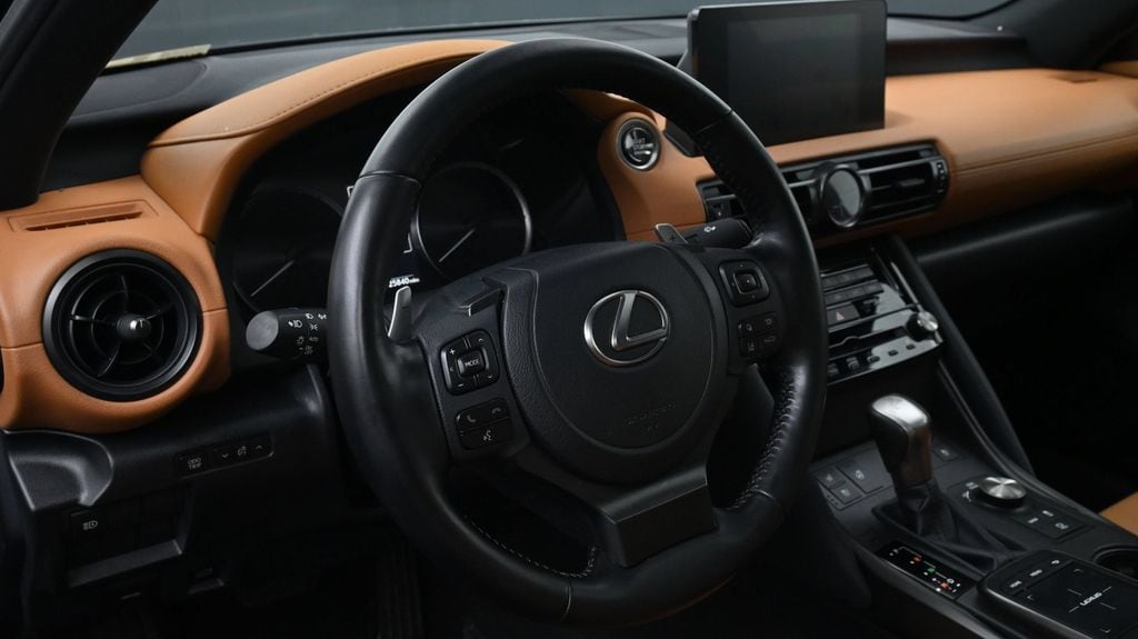 2024 Lexus IS 300 - Photo 9