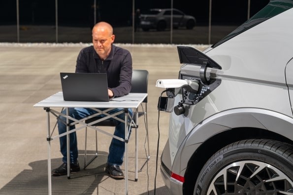Working While Charging Hyundai Battery in Miami, FL
