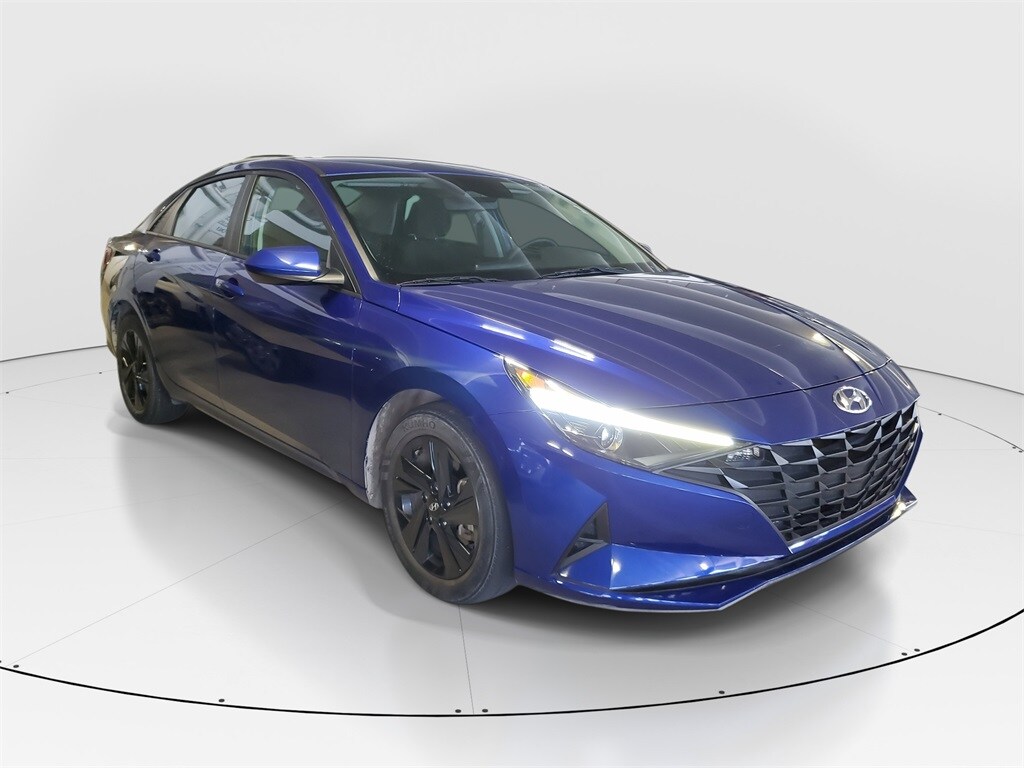2023 Hyundai Elantra SEL photo 2