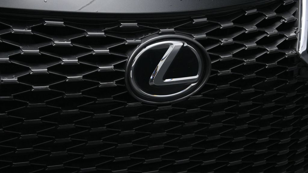 2024 Lexus IS 300 - Photo 19