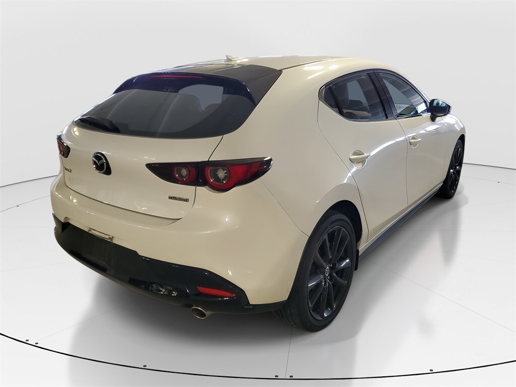 2022 Mazda Mazda3 Premium photo 3