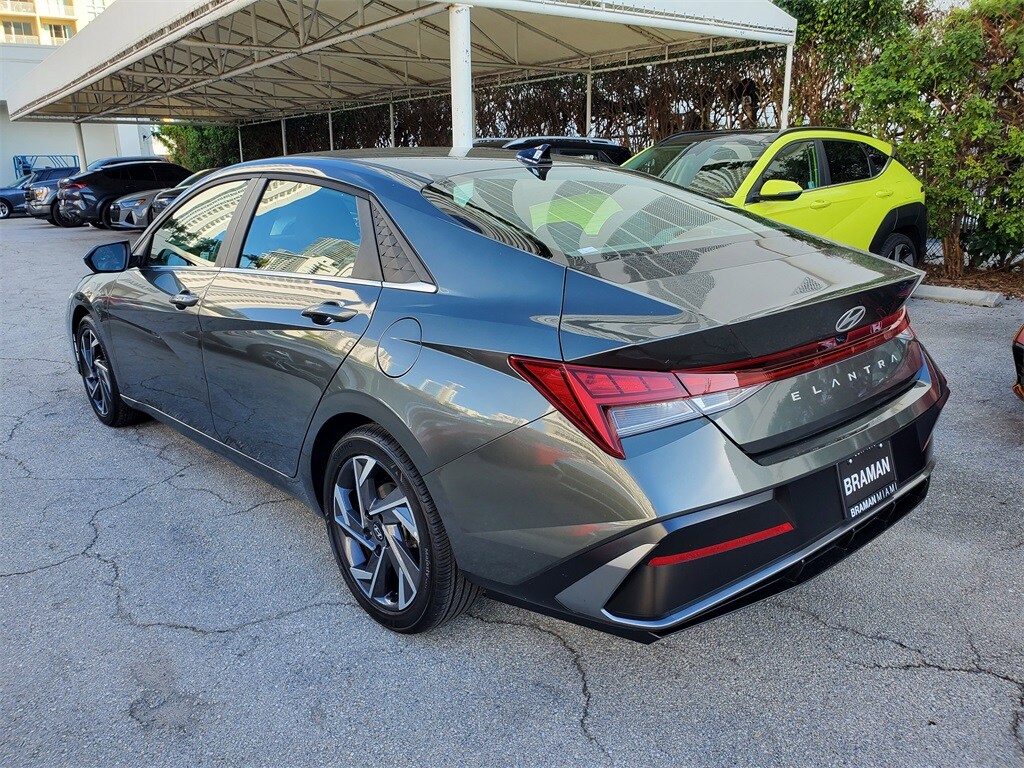 2025 Hyundai Elantra SEL Convenience photo 4
