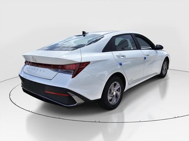 2025 Hyundai Elantra SE photo 3