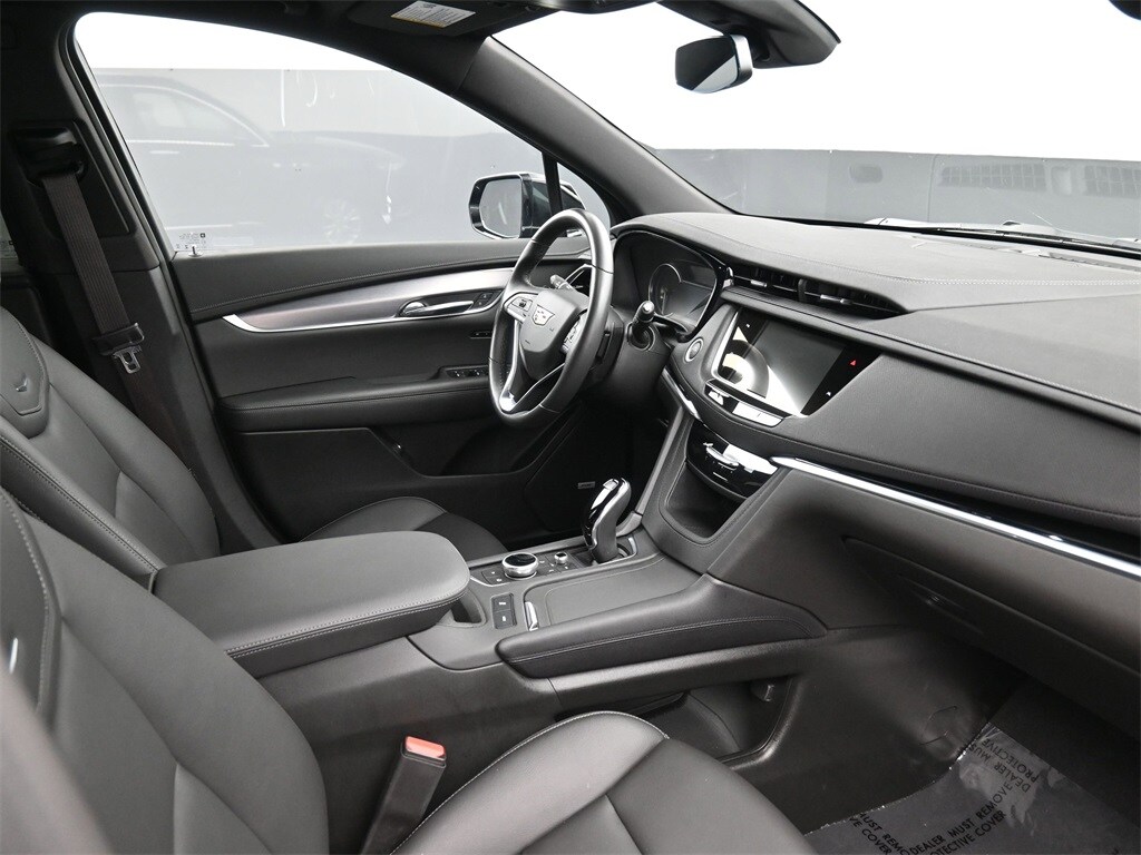2025 Cadillac XT6 Luxury photo 2