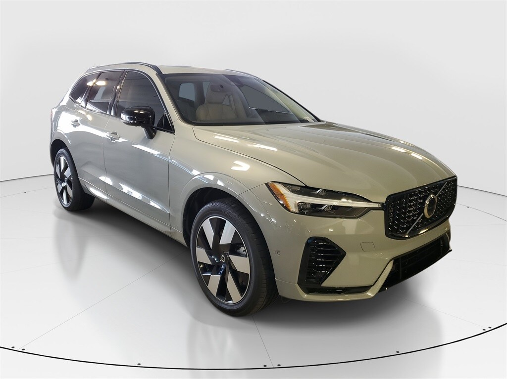 2025 Volvo XC60 Hybrid T8 Plus photo 2