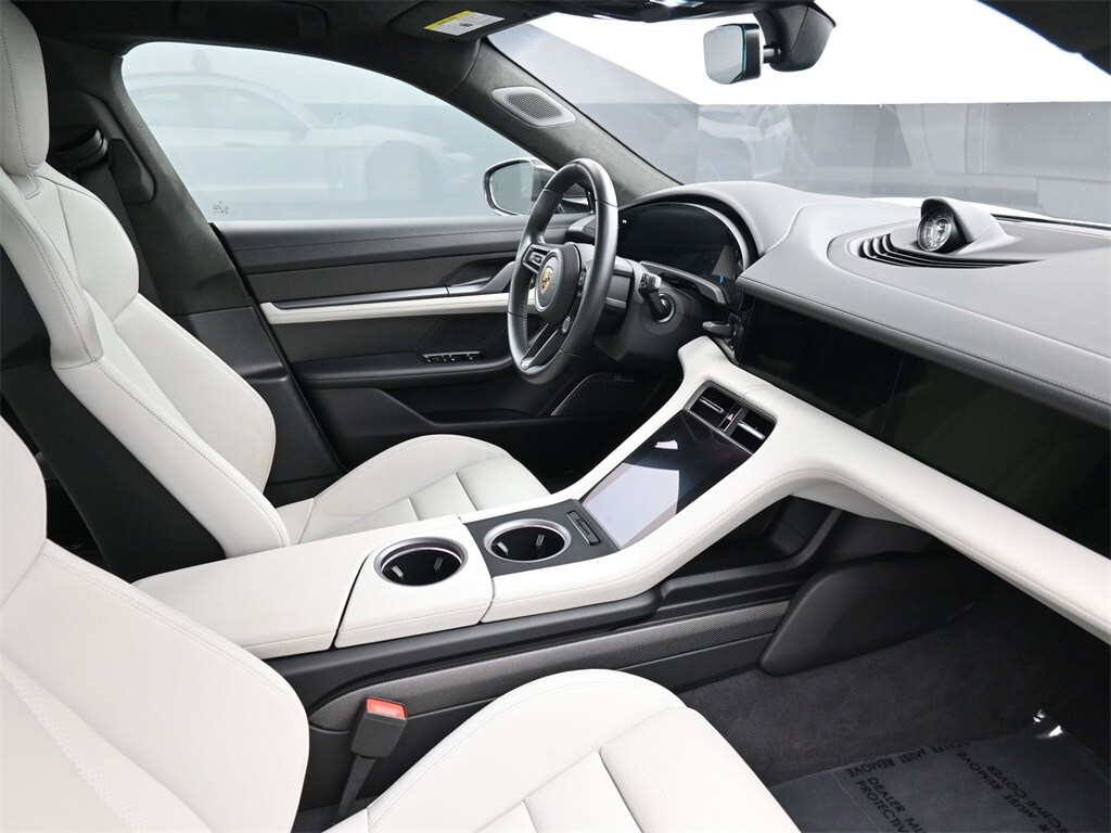 2022 Porsche Taycan Cross Turismo Turbo photo 2