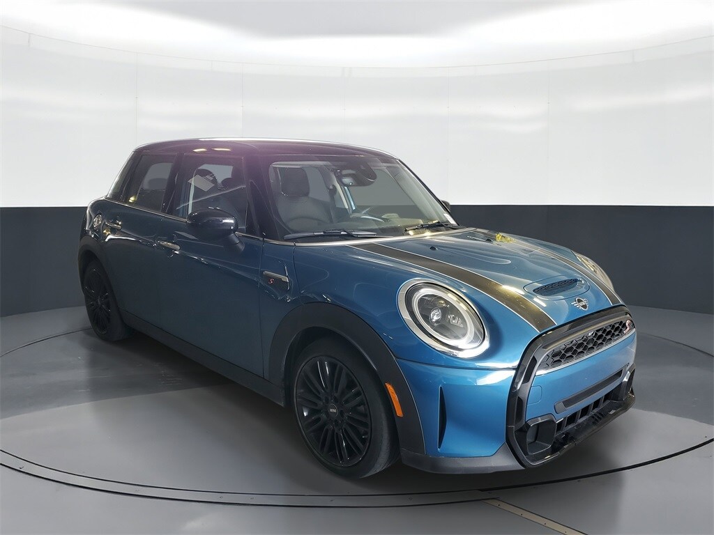 2023 Mini Cooper 4 Door Hardtop S photo 2