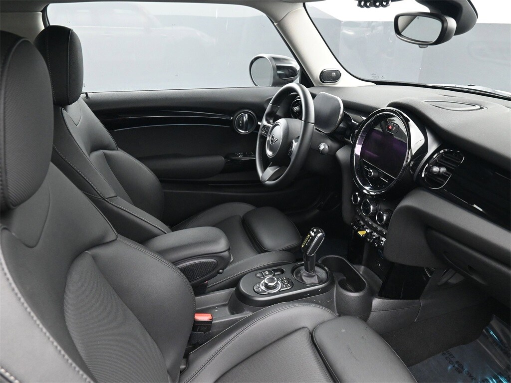 2023 Mini Cooper 2 Door Hardtop Signature photo 2