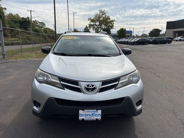 2015 Toyota RAV4 LE photo 2