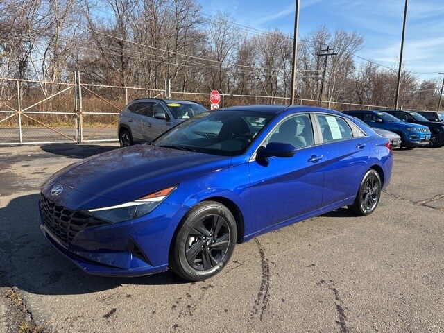 2023 Hyundai Elantra SEL photo 3