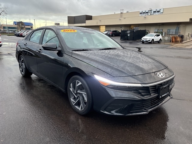 2025 Hyundai Elantra SEL's photo