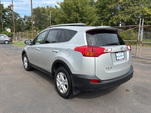 2015 Toyota RAV4 LE photo 4
