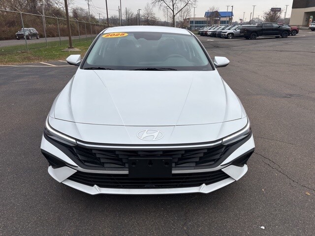 2025 Hyundai Elantra SE photo 2