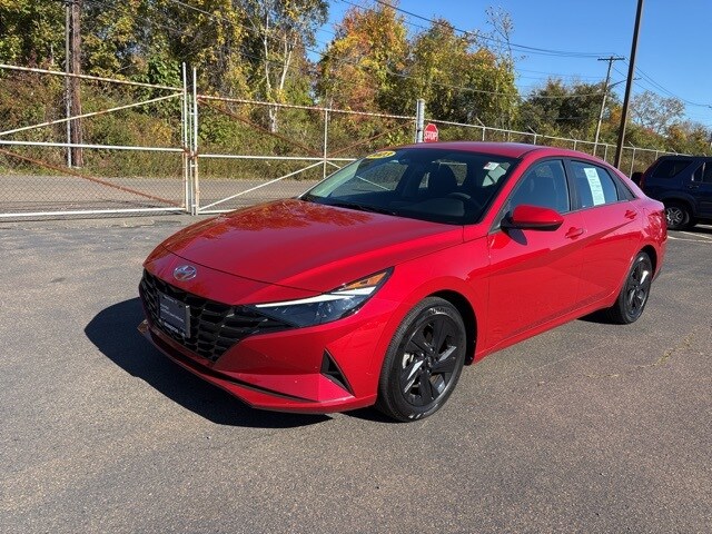 2023 Hyundai Elantra SEL photo 3