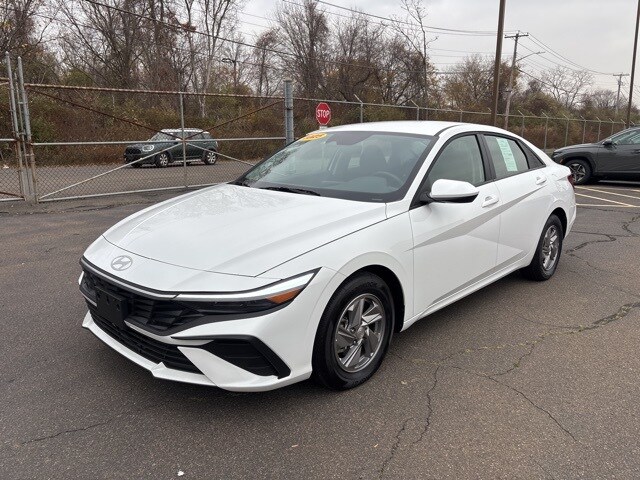 2025 Hyundai Elantra SE photo 3