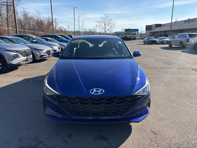 2023 Hyundai Elantra SEL photo 2