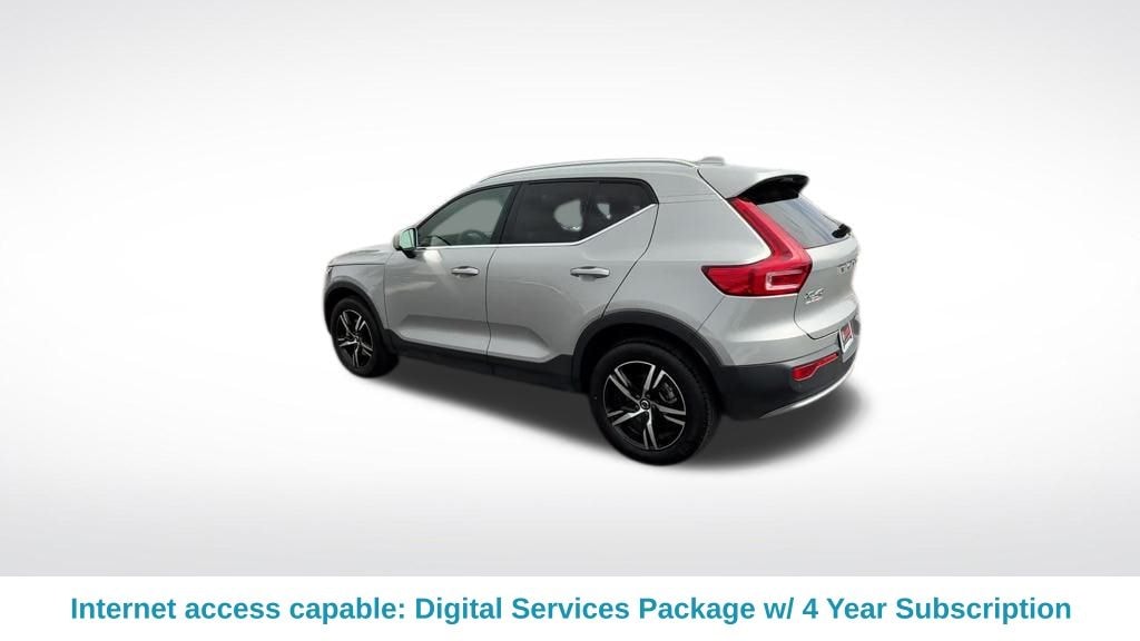 Used 2025 Volvo XC40 B5 Core SUV