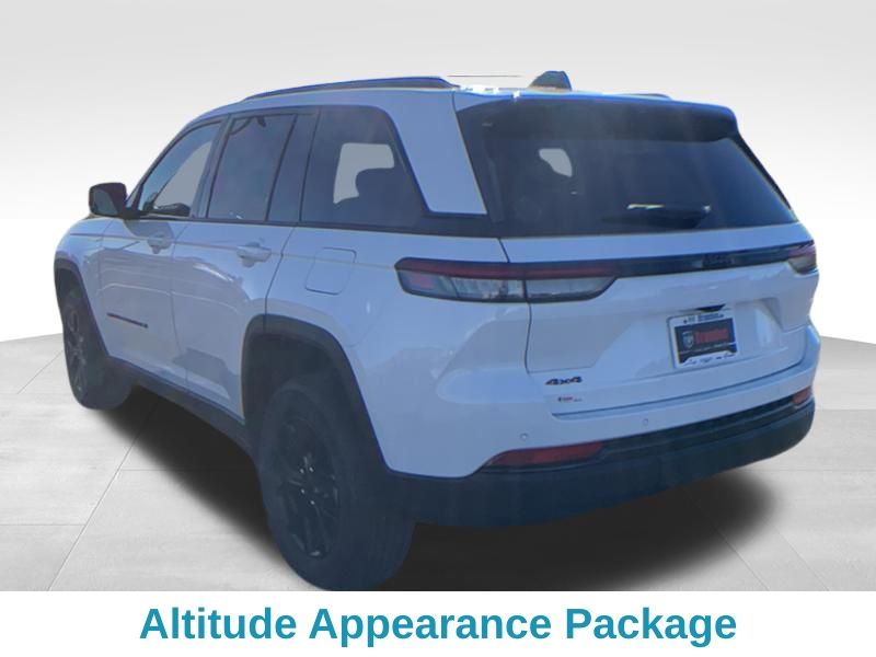2025 Jeep Grand Cherokee Laredo photo 2