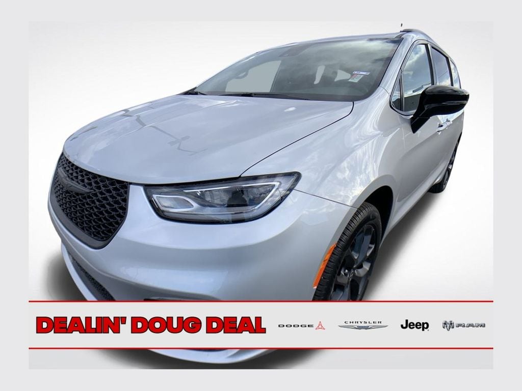 2026 Chrysler Pacifica Select's photo