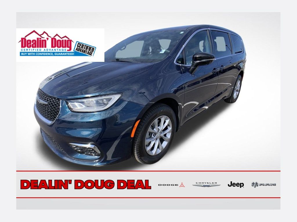 2025 Chrysler Pacifica Select's photo