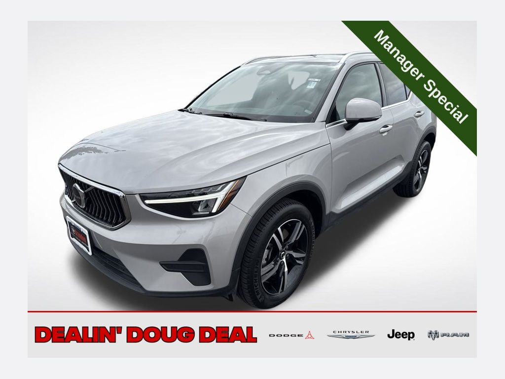 2025 Volvo XC40 Core's photo