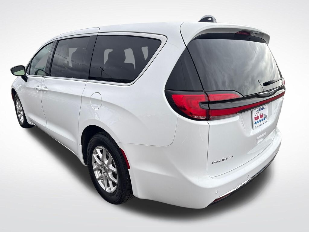 Used 2024 Chrysler Pacifica Touring Minivan/Van