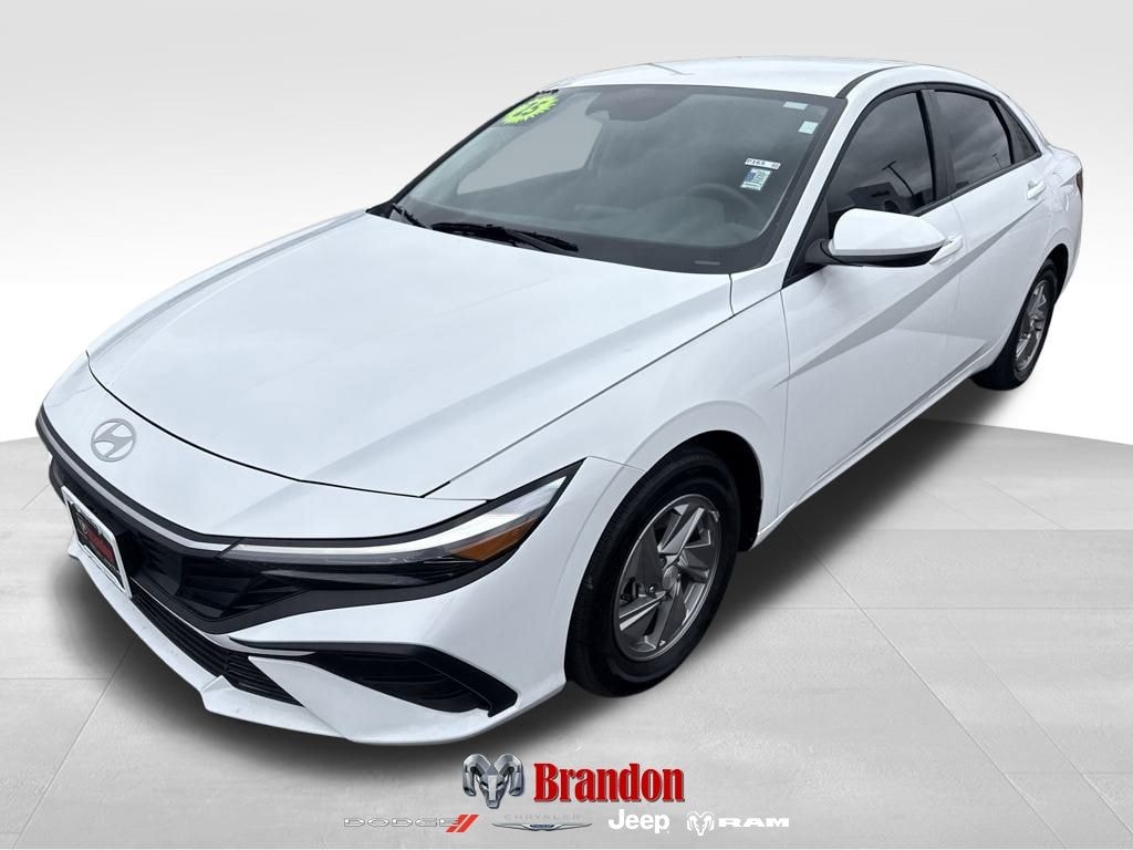 Used 2025 Hyundai Elantra SE Sedan