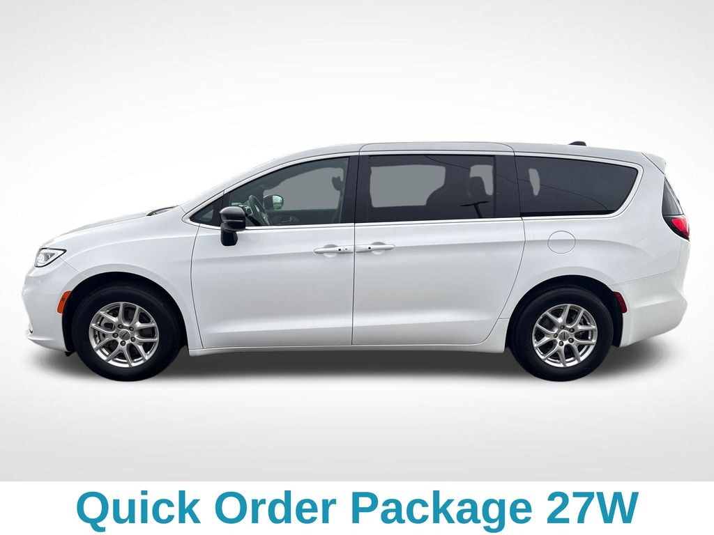 Used 2024 Chrysler Pacifica Touring Minivan/Van