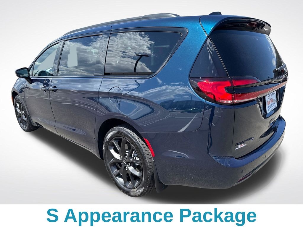 Used 2024 Chrysler Pacifica Touring L Minivan/Van