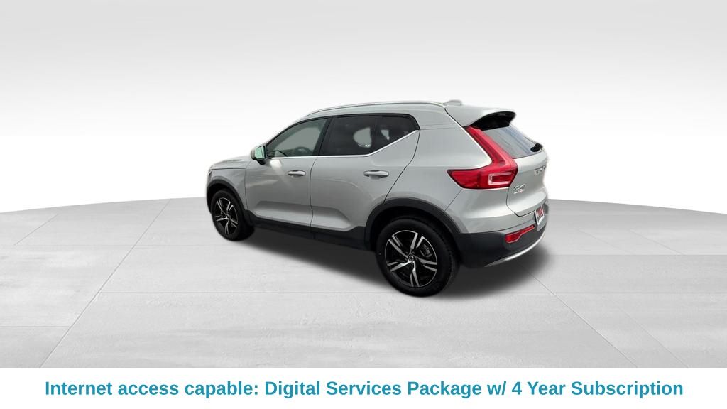 2025 Volvo XC40 Core photo 3