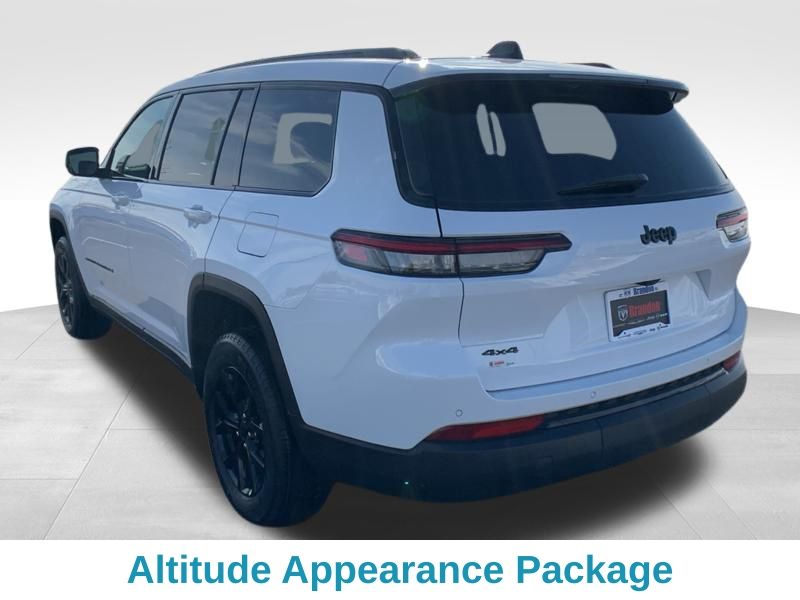 2025 Jeep Grand Cherokee Altitude photo 3