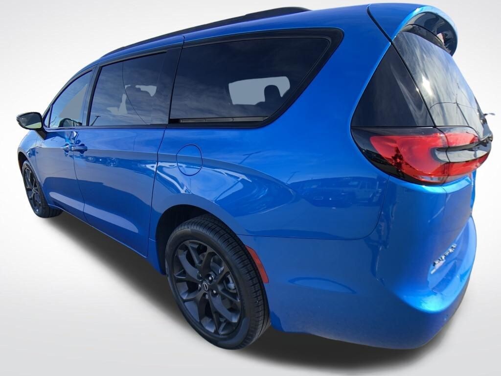New 2026 Chrysler Pacifica Limited Passenger Van