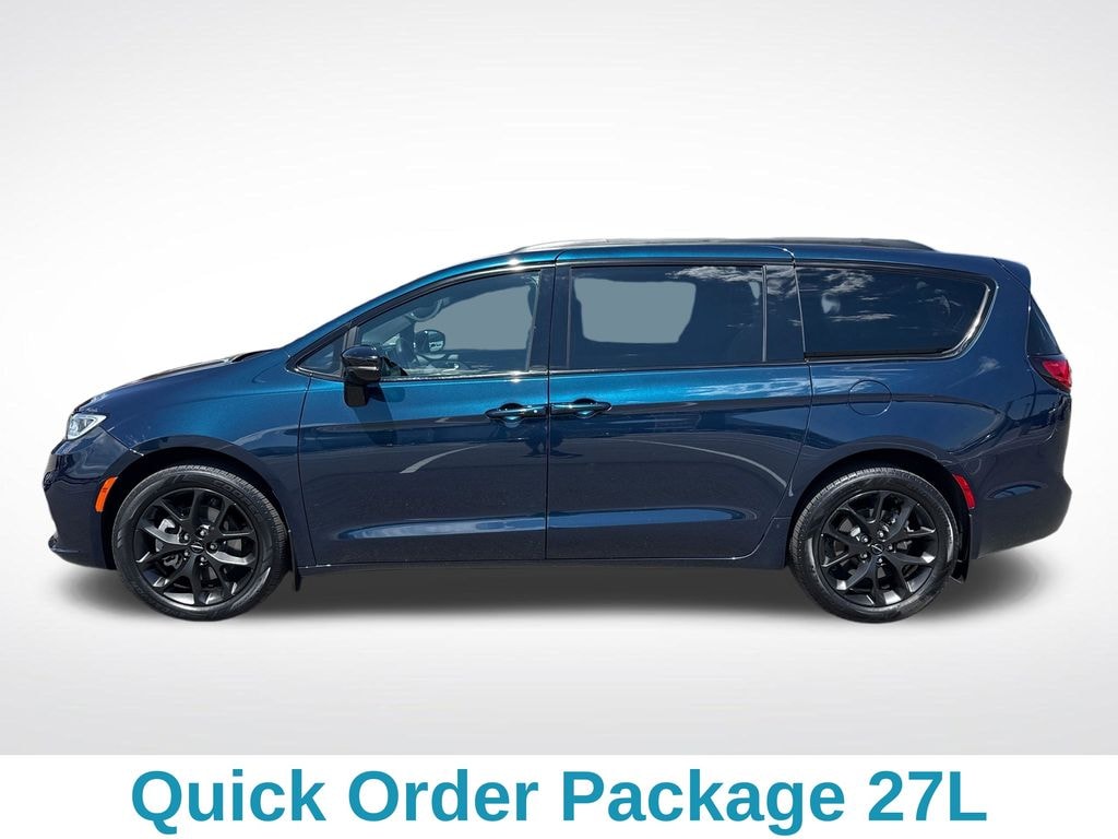 Used 2024 Chrysler Pacifica Touring L Minivan/Van