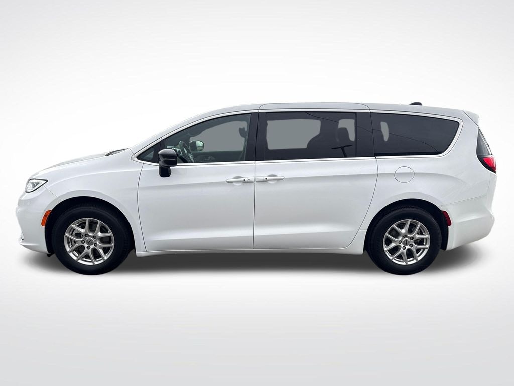 Used 2024 Chrysler Pacifica Touring Minivan/Van