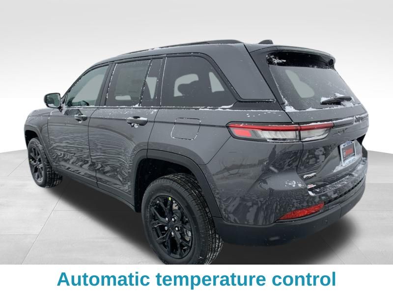 2025 Jeep Grand Cherokee Laredo Altitude photo 3