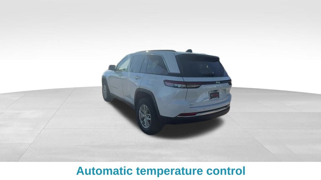 2025 Jeep Grand Cherokee Laredo photo 2