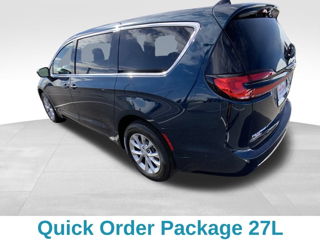 Certified 2025 Chrysler Pacifica Select Minivan/Van