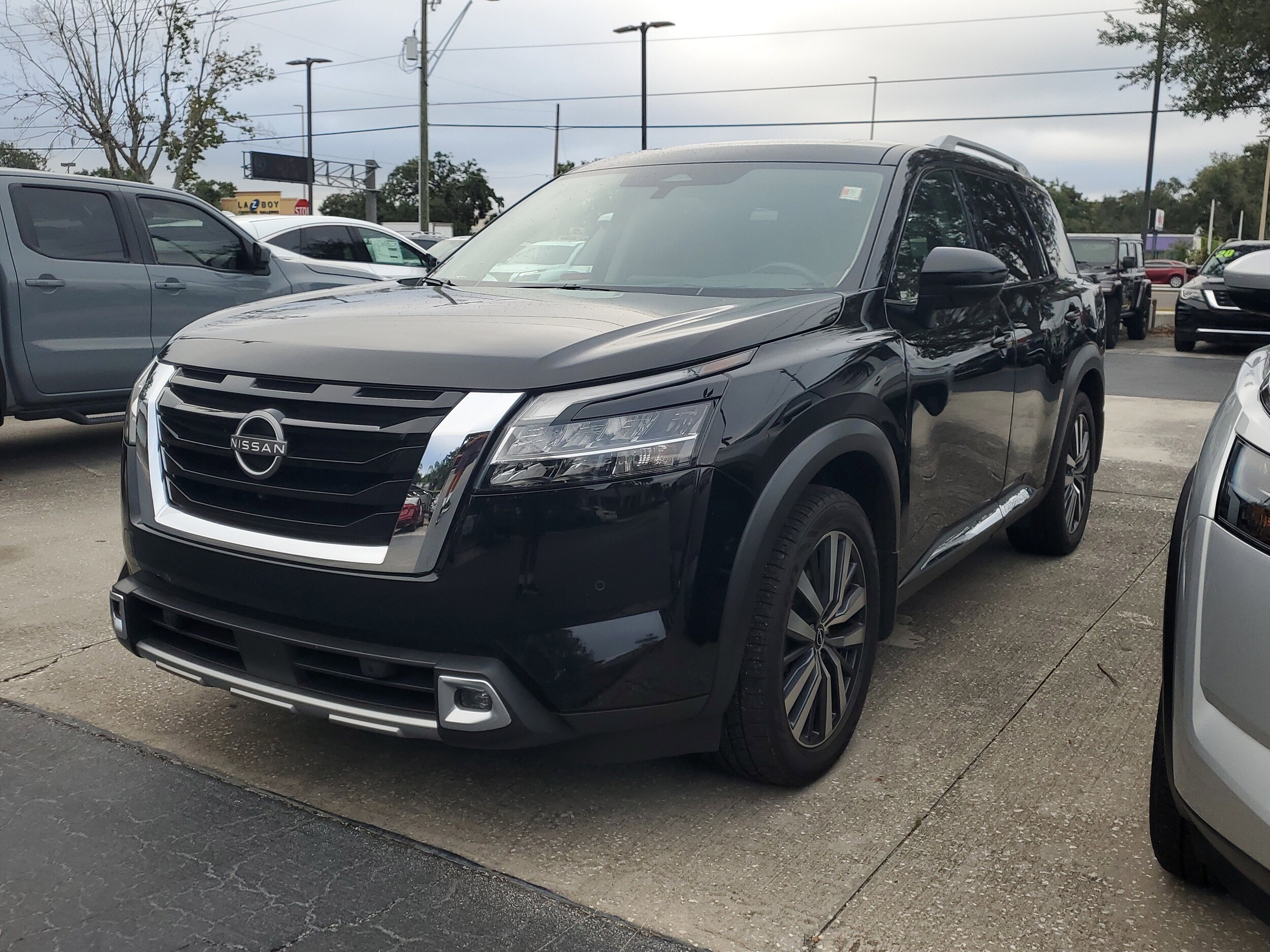 2022 Nissan Pathfinder Platinum photo 3