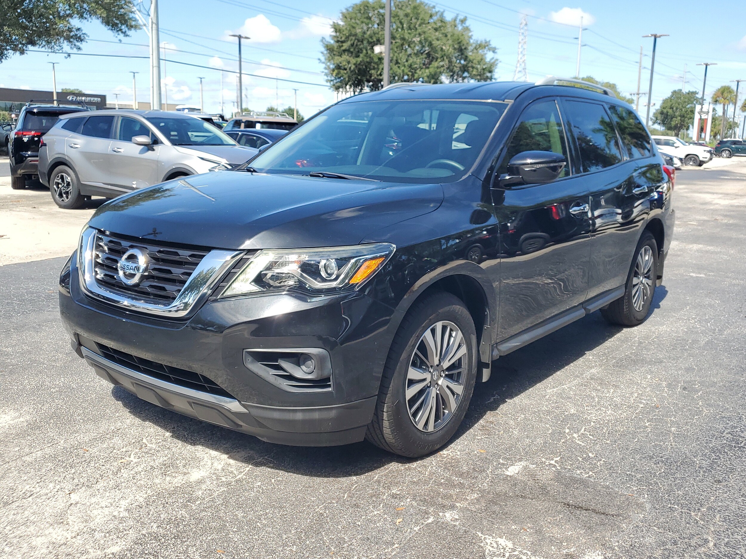 2020 Nissan Pathfinder S photo 3