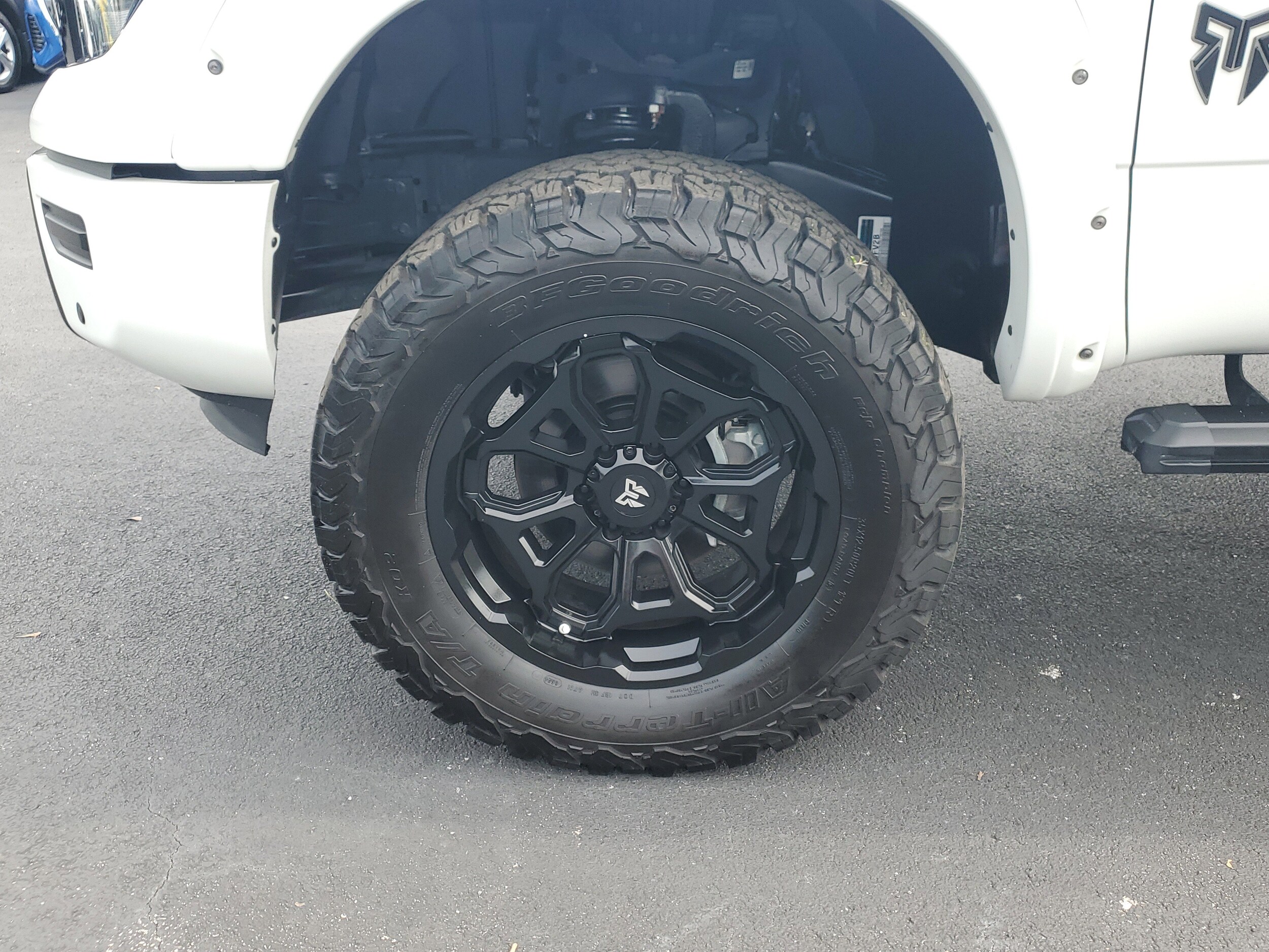 2024 Nissan Titan SV photo 4