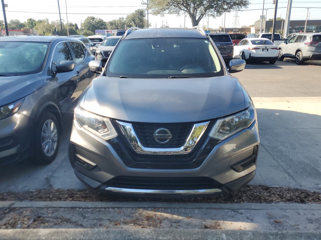 2019 Nissan Rogue SV photo 3