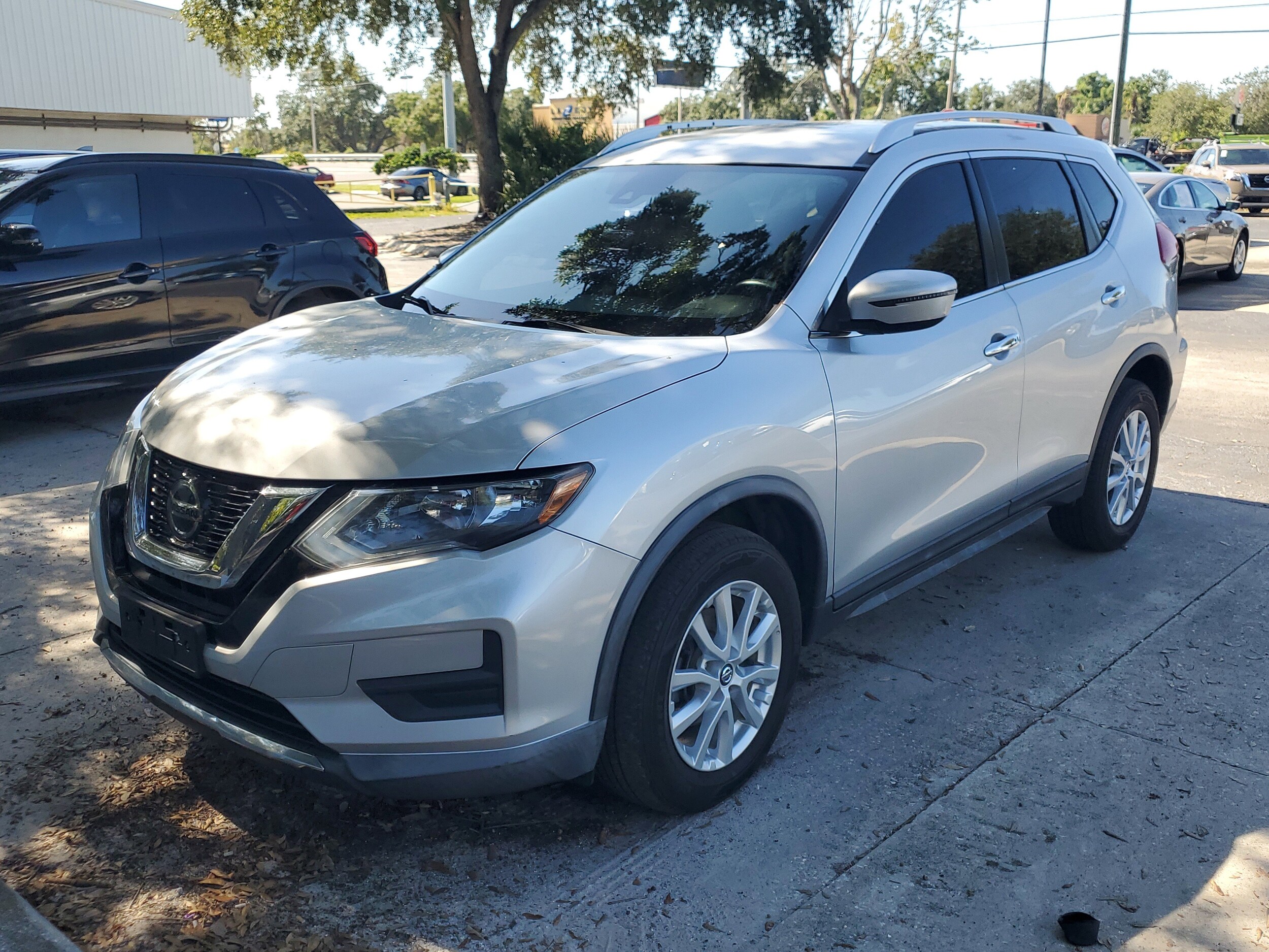 2020 Nissan Rogue SV photo 2