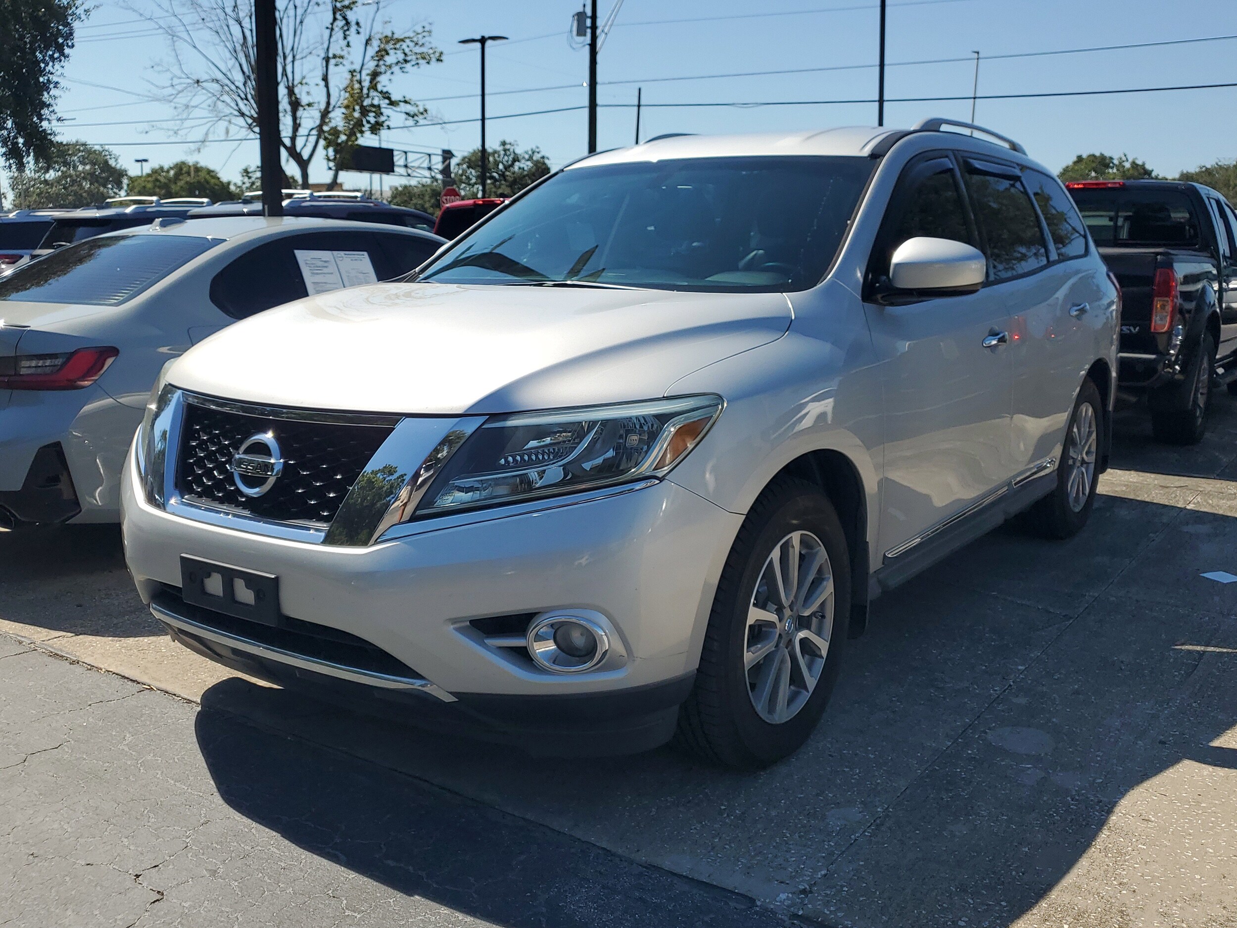 2015 Nissan Pathfinder SL photo 3