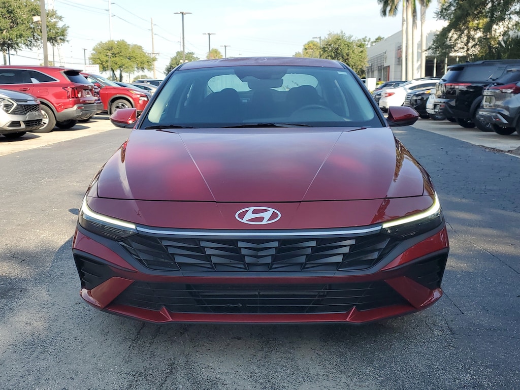 2025 Hyundai Elantra SE photo 3