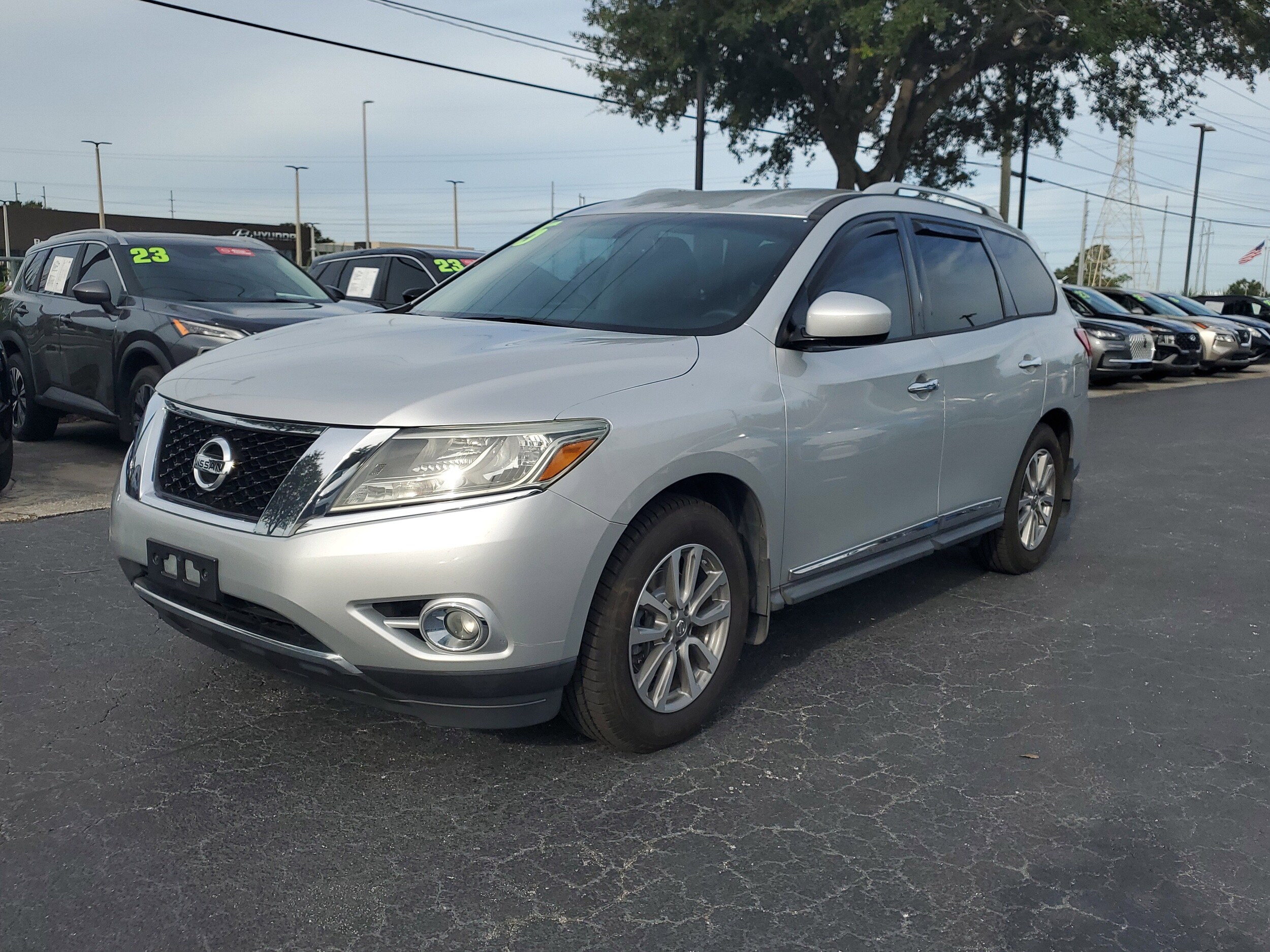 2015 Nissan Pathfinder SL photo 3