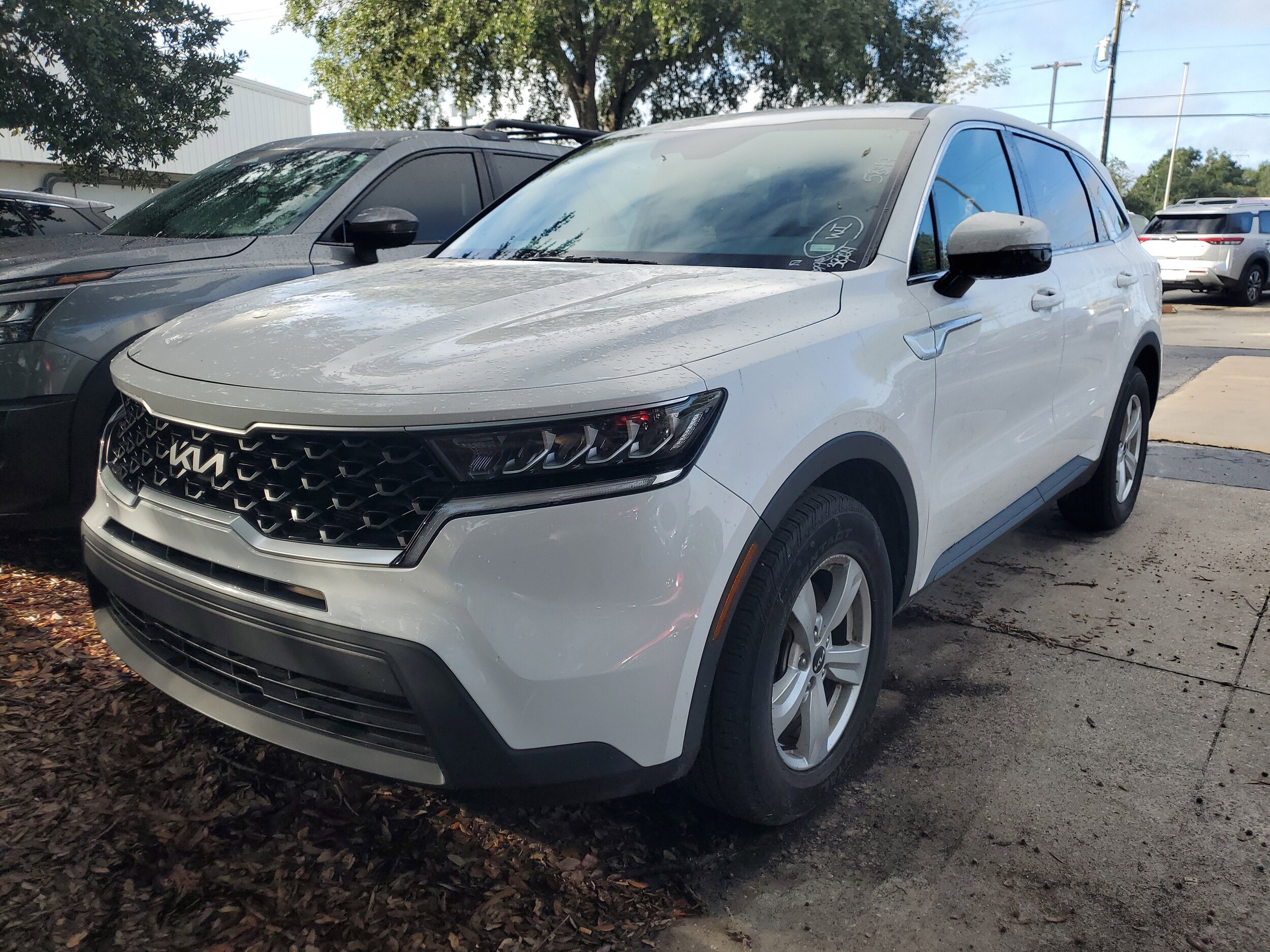 2023 Kia Sorento LX photo 2