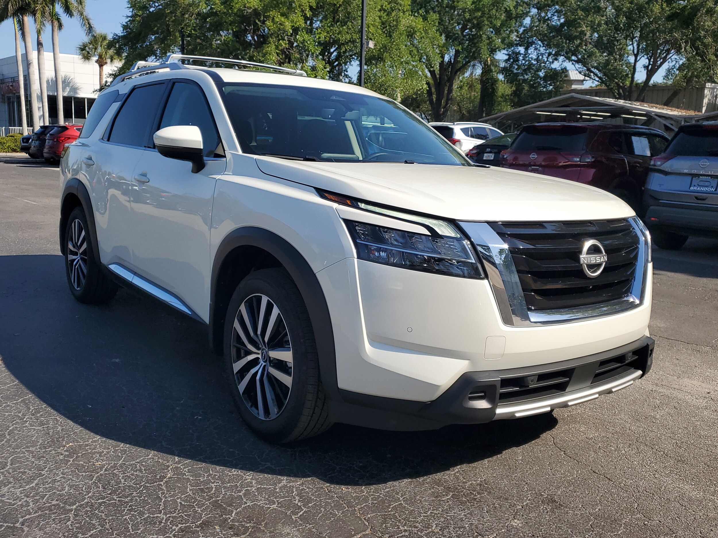 2024 Nissan Pathfinder Platinum photo 3