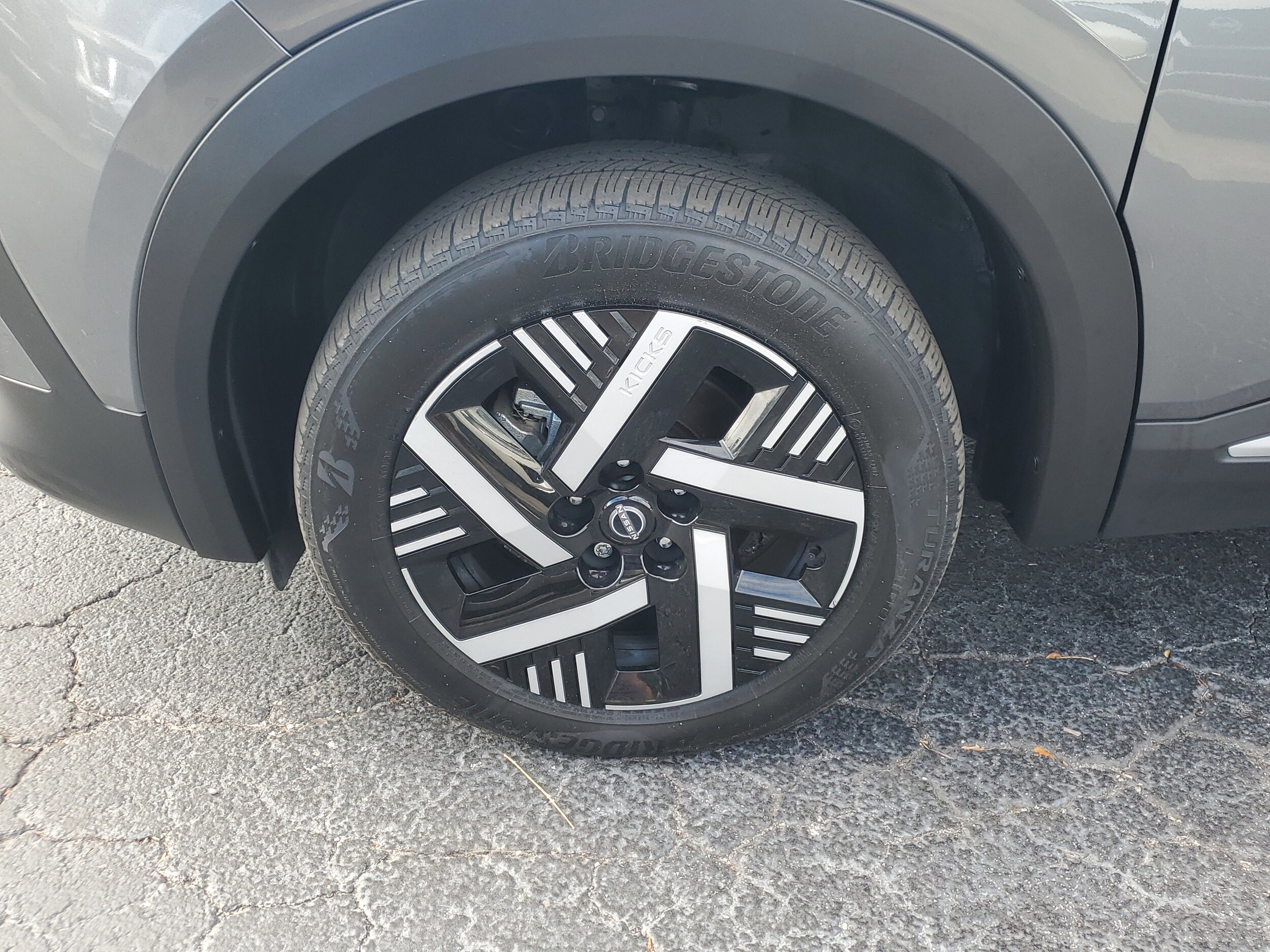 2025 Nissan Kicks SV photo 4